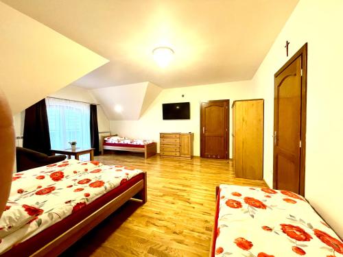 優樂古夫的住宿－Stara Fara，一间卧室设有一张床和一间客厅。
