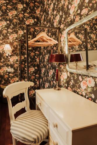 a dressing table with a chair and a mirror at Casa Real 110+2 in Matamorosa