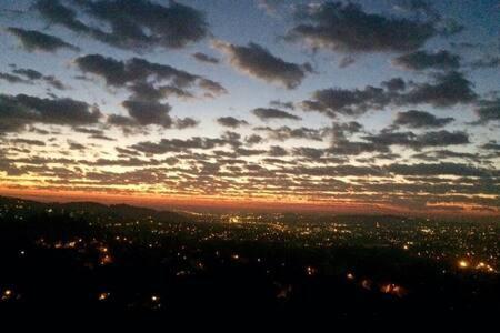 una vista de una ciudad por la noche con un cielo nublado en Views for Africa, en Johannesburgo