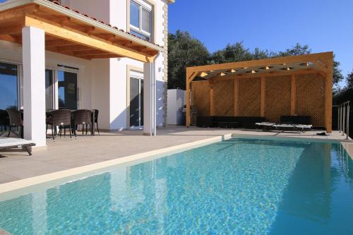 Πισίνα στο ή κοντά στο Sunset Sea View Villa 9