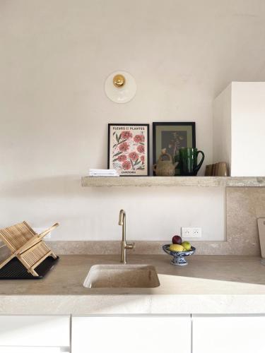 une cuisine avec un évier et un plan de travail dans l'établissement A Casa di Santa Giulia, à Porto-Vecchio