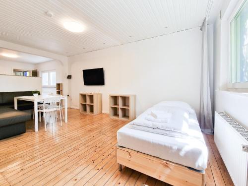 a bedroom with a bed and a living room at Tolstov Apartments - 3 Room Apartments with Garden - 20 Min Messe DUS & Airport DUS in Meerbusch
