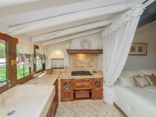 duża łazienka z wanną i umywalką w obiekcie Cubo's Finca La Fuente del Pedregal Casa 2 w mieście Coín