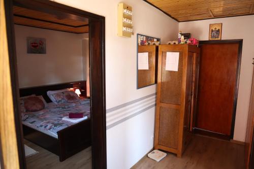 Кровать или кровати в номере Apartman Nana