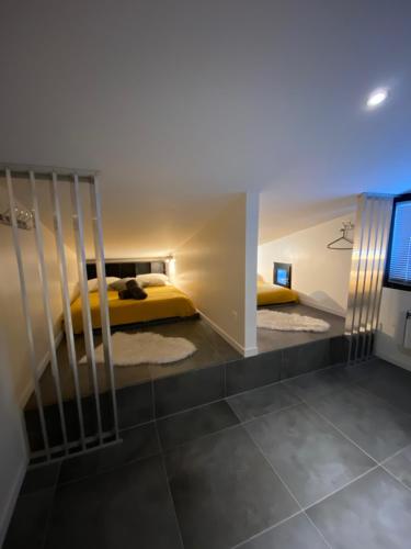 - une chambre avec 2 lits et un escalier dans l'établissement Les Marmottes, à Tignes