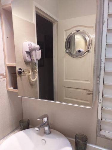 ein Bad mit einem Waschbecken und einem Spiegel in der Unterkunft Blue lagon appart in Le Gosier