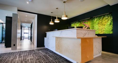 Ο χώρος του λόμπι ή της ρεσεψιόν στο Hôtel Saint-Germain Rimouski