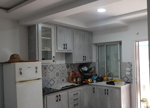 A kitchen or kitchenette at DAR ATTIA Ezzahra S3