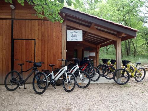eine Gruppe von Fahrrädern, die vor einem Gebäude geparkt sind in der Unterkunft Echappée sauvage in Masquières