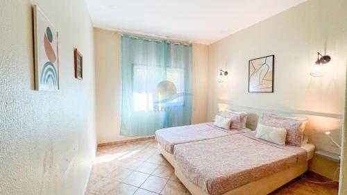 ein Schlafzimmer mit einem Bett und einem Fenster in der Unterkunft Villa Gabriel by Sunny Deluxe in Albufeira