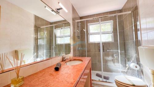 ein Badezimmer mit Waschbecken und Dusche in der Unterkunft Villa Gabriel by Sunny Deluxe in Albufeira