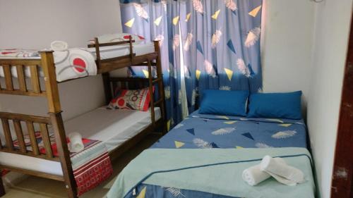 a bedroom with two bunk beds and a ladder at EcoHostal Tierra Prometida in Santa Marta