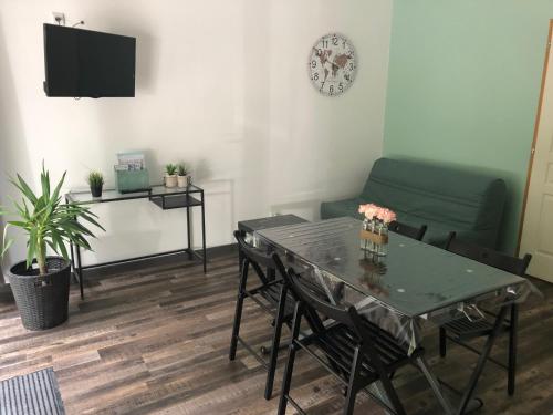 TV a/nebo společenská místnost v ubytování Le gîte de l'Ajon