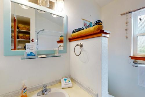 W łazience znajduje się umywalka i lustro. w obiekcie Hallie Hideaway (MCA #329) w mieście Manzanita