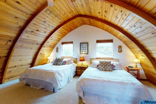 two beds in a room with an attic at Hallie Hideaway (MCA #329) in Manzanita