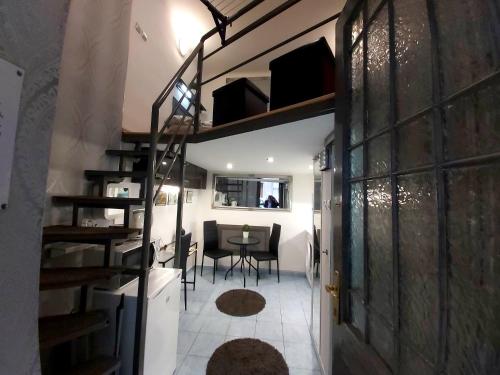 een kamer met een trap en een eetkamer met een tafel bij Like Studio City Centre WiFi, Terrace in Boedapest