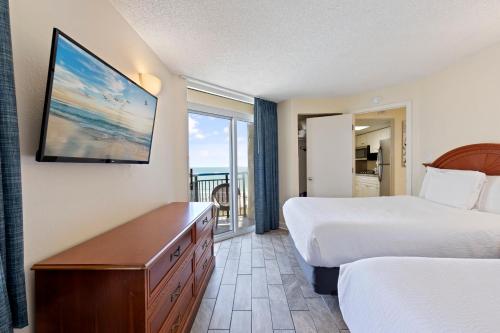 默特爾海灘的住宿－Boardwalk Resort Beachfront Condo by Hosteeva，酒店客房设有两张床和电视。