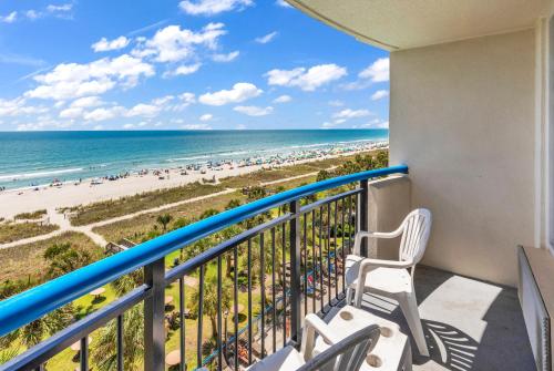 Elle comprend un balcon offrant une vue sur la plage. dans l'établissement Boardwalk Resort Beachfront Condo by Hosteeva, à Myrtle Beach