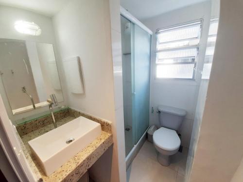 ein Badezimmer mit einem Waschbecken, einem WC und einem Spiegel in der Unterkunft Leblon Central in Rio de Janeiro