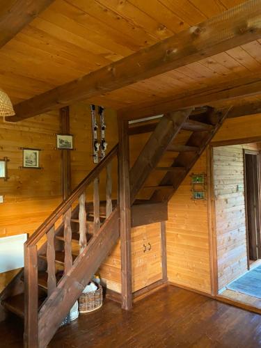 eine Holztreppe in einer Hütte mit Holzwänden in der Unterkunft Apartments Bulatovic in Žabljak