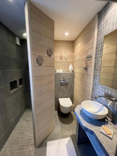 une salle de bain avec toilettes et lavabo dans l'établissement Maison familiale- jardin & piscine-600m plage, à Saint-Palais-sur-Mer