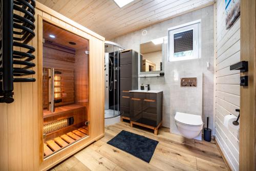 W łazience znajduje się prysznic, toaleta i umywalka. w obiekcie Domki Miśków w mieście Międzyzdroje
