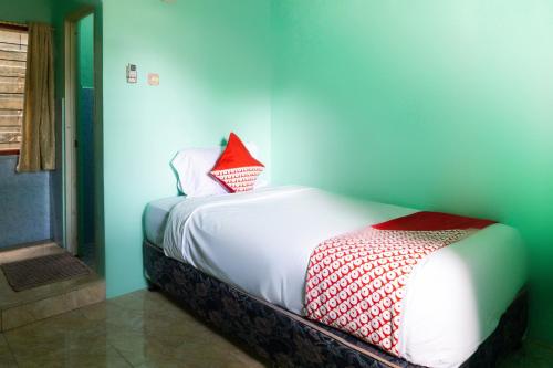 Säng eller sängar i ett rum på OYO 3095 Semarapura Homestay