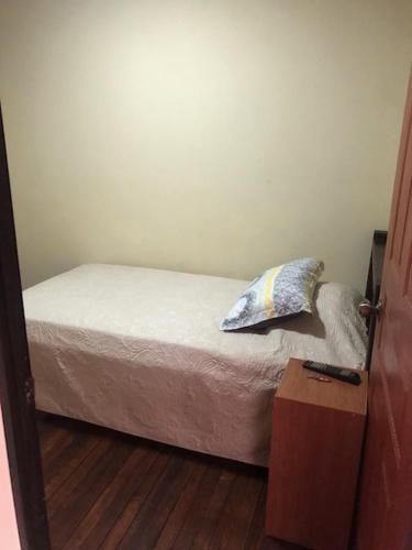 Un pat sau paturi într-o cameră la #2 private room close to airport
