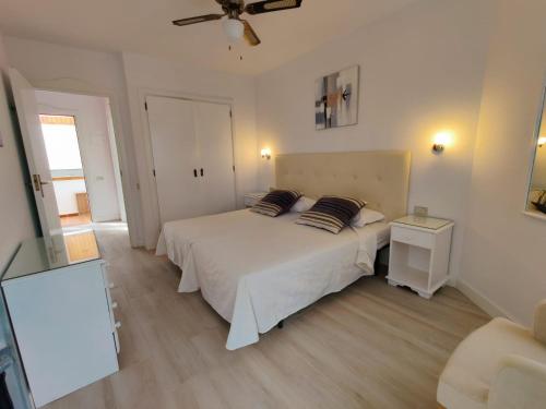 ロス・クリスティアーノスにあるPrivate Apartment 150 HG Tenerife Surのベッドルーム1室(白いベッド1台、枕2つ付)