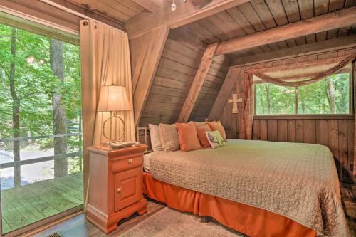 - une chambre avec un lit et une fenêtre dans l'établissement Snuggle Inn in the Heart of Chalet Village!, à Gatlinburg