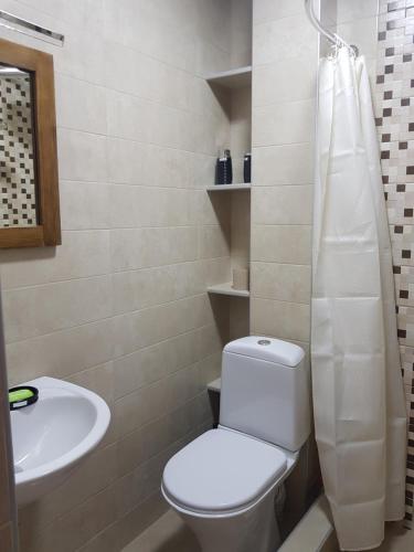 łazienka z toaletą i umywalką w obiekcie relax w mieście Samtredia