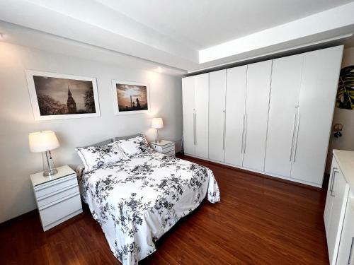 a bedroom with a bed and white cabinets at AP VIAJANTE in Domingos Martins