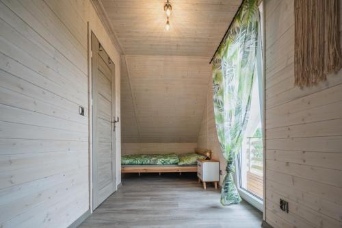 a sauna with a window and a bed in it at Domki w Dolinie Bobru in Siedlęcin