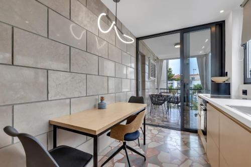 a kitchen with a table and chairs and a dining room at Casa Galleria Rica in Makarska