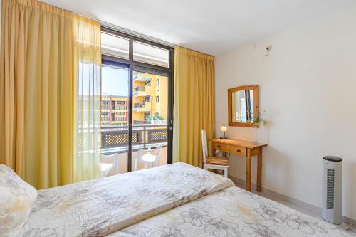 sypialnia z łóżkiem, biurkiem i oknem w obiekcie AirCon Lovely 2 bedroom apartment close to Ocean w mieście Puerto de Santiago