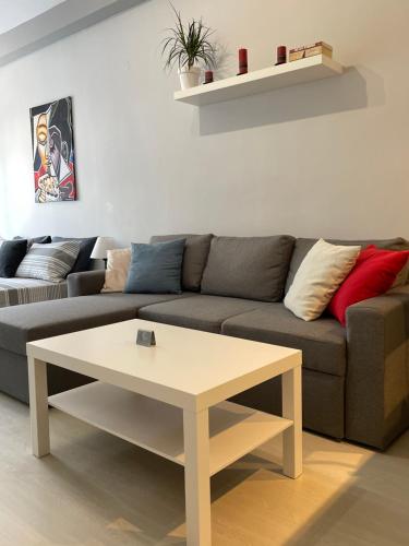 Modern Apartment 305 في كسانتي: غرفة معيشة مع أريكة وطاولة قهوة