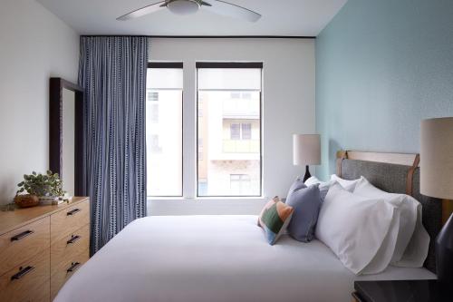 奥斯汀Sentral East Austin at 1614 E Sixth的一间带床的卧室，配有大窗户