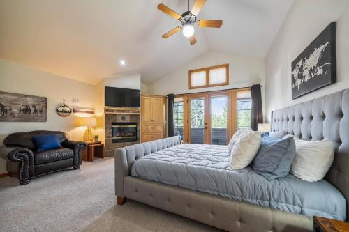 a bedroom with a large bed and a couch at Luxury on Lassen in Sunriver