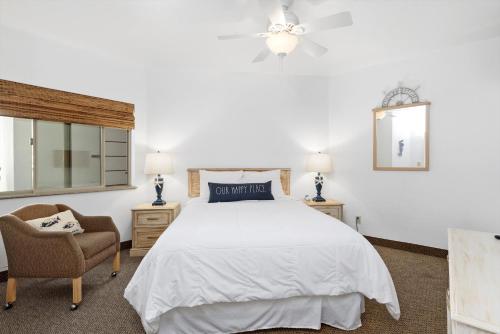 Cama o camas de una habitación en Beach House Inn & Suites