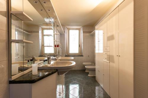 a bathroom with two sinks and two toilets at Dora apartment - Smart Holiday in Mantova