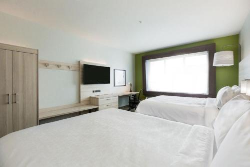 Un ou plusieurs lits dans un hébergement de l'établissement Holiday Inn Express & Suites Edmonton N - St Albert by IHG