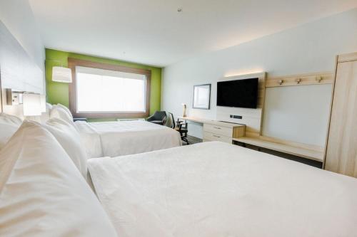 Un ou plusieurs lits dans un hébergement de l'établissement Holiday Inn Express & Suites Edmonton N - St Albert by IHG