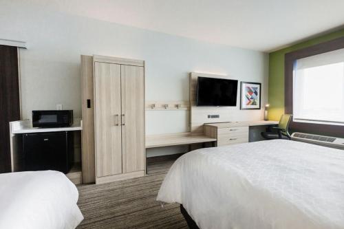 Un ou plusieurs lits dans un hébergement de l'établissement Holiday Inn Express & Suites Edmonton N - St Albert by IHG