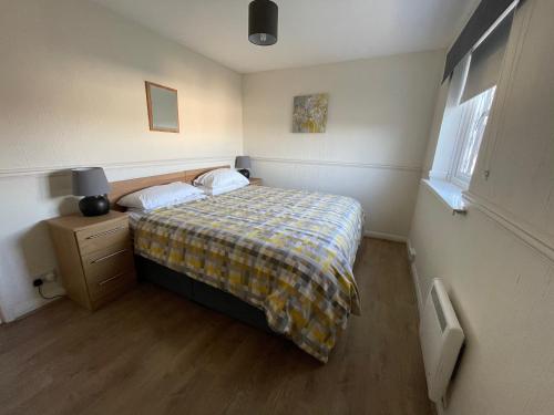 ein kleines Schlafzimmer mit einem Bett und einem Fenster in der Unterkunft Ivy Tower Cottages in Saint Florence