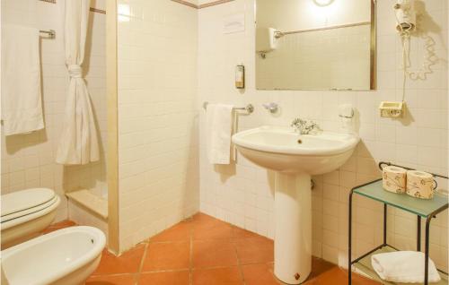 uma casa de banho branca com um lavatório e um WC em Awesome Apartment In Magione With Kitchen em Magione