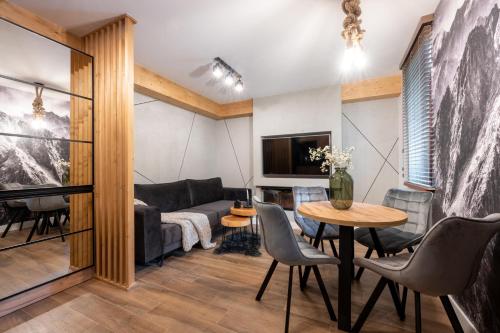 Televízia a/alebo spoločenská miestnosť v ubytovaní Apartament LOVE TATRas