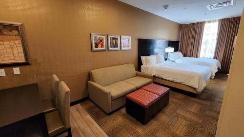 Postel nebo postele na pokoji v ubytování Staybridge Suites Denver Downtown by IHG