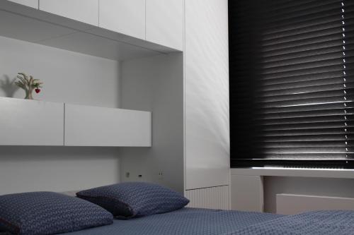 オーステンデにあるCompleet Appartement met Frontaal Zeezicht Oostendeのベッドルーム1室(ベッド1台、黒い窓付)
