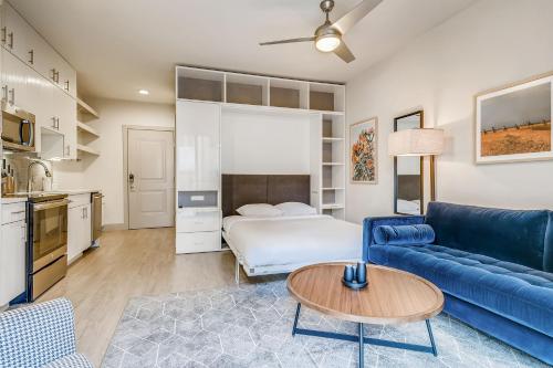 uma sala de estar com um sofá azul e uma cama em Sentral East Austin at 1630 E Sixth em Austin