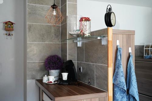 uma casa de banho com uma mesa de madeira e uma parede em azulejo em Schwarzwaldblick em Eisenbach
